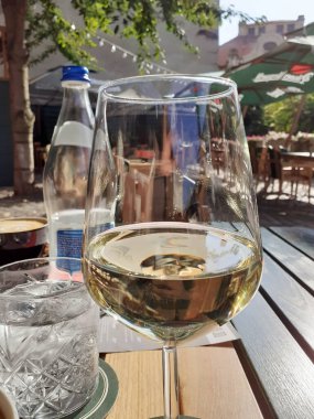 Beyaz şarap kadehlerine ve su şişesine ve buzlu suya odaklan..