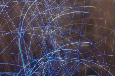 Düşük pozlama ile çeşitli ışık kaynakları tarafından oluşturulan soyut ışık tablosu.