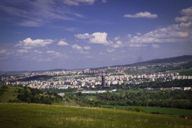 Şehrin dışından, tepeden manzara..