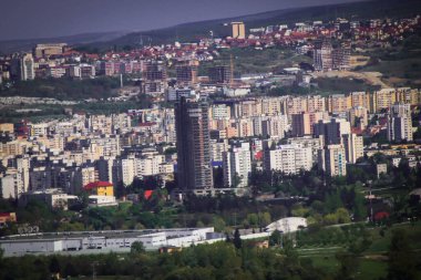 Gökdelenin manzarası çok yakın. Kasabadaki en yüksek bina..