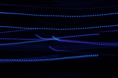 Arkaplan olarak noktalı ışıklar mavi neon.