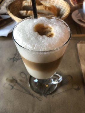 Cafe Latte Top View 'ı kapatın. Güzel katmanlar solgun ve kahverengi, süt ve kahve.