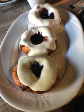 Geleneksel Romanya yemeği ekşi krema ve reçel erikli.