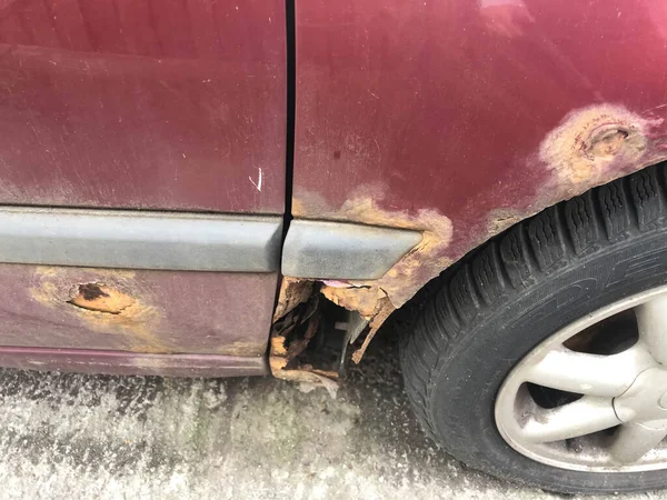 Paslı Araba Eski Arabada Bir Delikle Kapanıyor — Stok fotoğraf