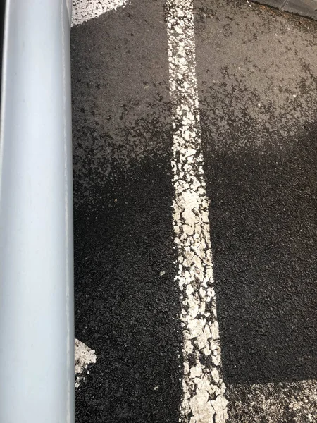 停车线与一辆白色汽车的一小部分靠拢 — 图库照片