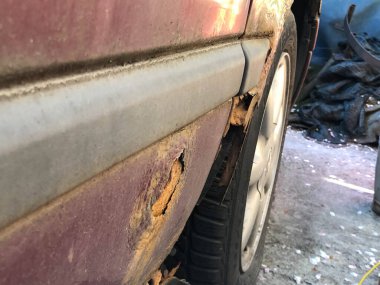 Çirkin paslı araba. Yaklaş..