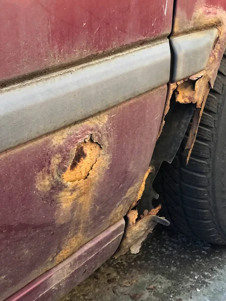 关上生锈的老车上的一个洞 — 图库照片