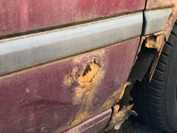 Üzerinde Delik Olan Paslı Bir Araba Yakından — Stok fotoğraf
