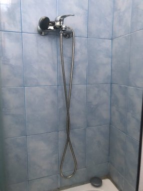 Banyonun içindeki musluk banyosu..