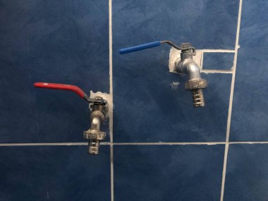 Banyodaki soğuk ve sıcak vanalar kapanıyor..