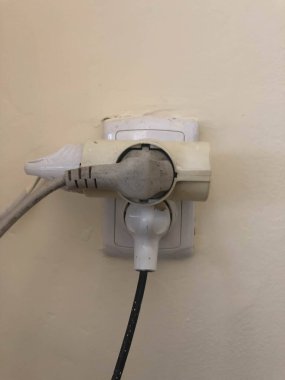 İçine bir sürü elektrikli alet yerleştirilmiş tehlikeli bir fiş.