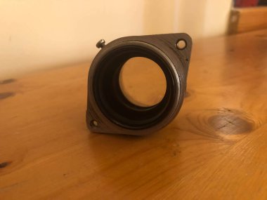 Ahşap bir arka planda eski döngü.