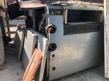 Kalıntılar odun ateşinde kazan, hurda..