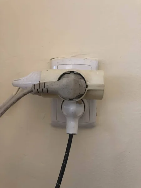 Farlig Plugg Med Massor Elektriska Enheter Pläterad — Stockfoto