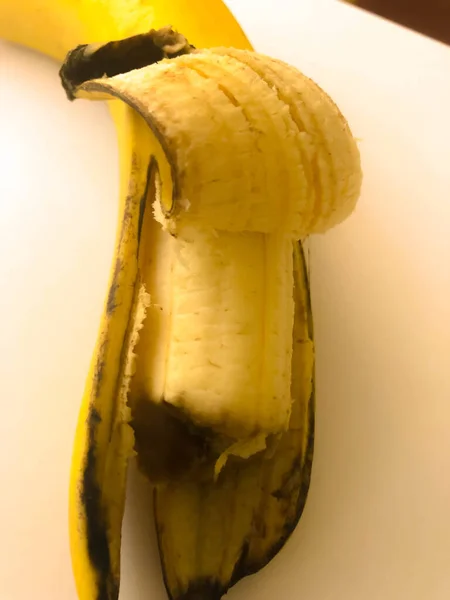 Fechar Uma Banana Aberta Fundo Branco — Fotografia de Stock