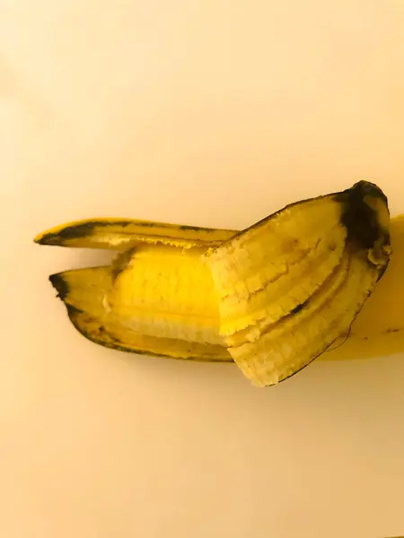 白地にバナナを開いて食べる — ストック写真