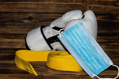 Dünya karantinası sırasında spor güvenliği kavramı. Karate. Covid 19. Karantina sporları.