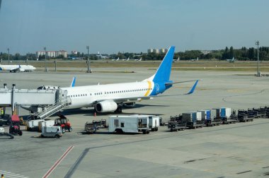 Terminaldeki uçak kalkışa hazırlanıyor. Modern uluslararası havaalanı. Seyahat kavramı.