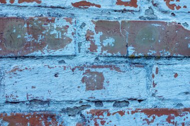 Kırmızıya boyanmış eski tuğlanın Grunge arka planı. Binanın hasarlı alçıyla ovulmuş tuğla cephesi. Kırmızı tuğla. Geçmişe dönüş. Soyut web afişi. Boşluğu Kopyala.