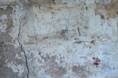 Köydeki eski bir evin kil duvarları. Eski, yıpranmış kil duvarlar eski bir arka plan gibi.