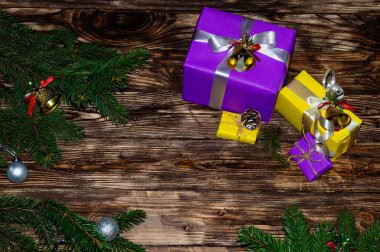 Noel arkaplanı, hediye kutuları, Noel ağacı dalları. Sanat eserleri. Tatil için hazırlanıyorum. Metin kopyalama alanı olan üst görünüm. Tatillerde. Kış. Aile tatili. Tebrik kartı biçimi, poster.