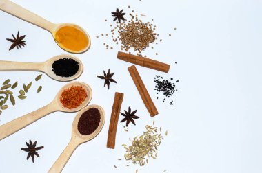 Ahşap arka planda çeşitli baharat ve otlardan oluşan bir koleksiyon. Yiyecek malzemeleri. Makrofoto. Organik ürünler.