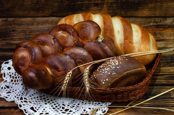 Nature Morte Divers Types Pain Blé Dans Une Assiette Tressée — Photo