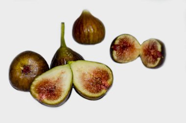 Taze incir meyveleri, beyaz arka planda soyutlanmış..