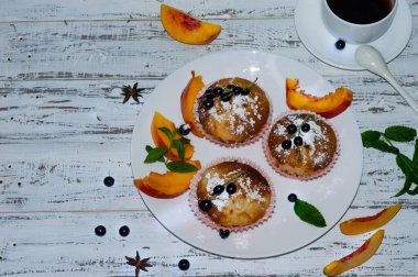 Taze pişmiş kek. Ev yapımı hamur işleri. Doğal ürünler. Köy arka planında taze böğürtlenli kekler. Metin ekleme yeteneği