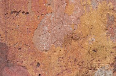 Hasarlı alçı ve sorunlu duvar yüzeyleriyle binanın ön cephesi. Grunge. Soyut web afişi. Boşluğu kopyala.