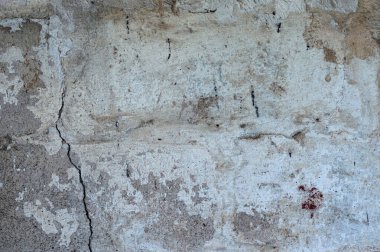 Köydeki eski bir evin kil duvarları. Eski, yıpranmış kil duvarlar eski bir arka plan gibi.