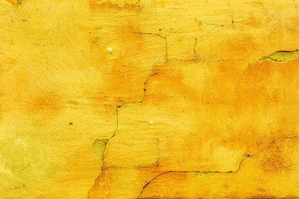 Gewreven Gele Gevel Van Het Gebouw Met Beschadigde Gevallen Afgeplatte — Stockfoto