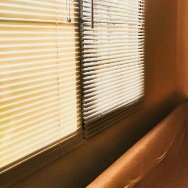 Kahverengi oturma odası arka planı kanepe ve pencere, sıcak stil, minimalist konsept