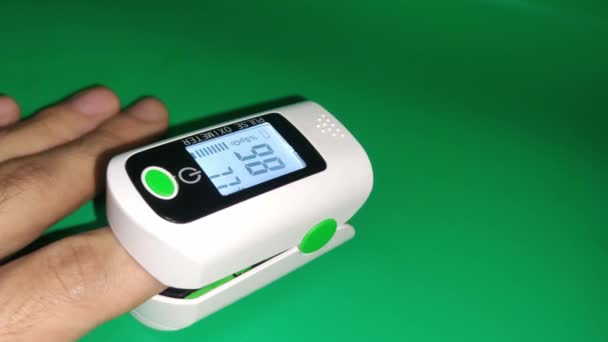 Using Pulse Oximeter Blood Oxygen Saturation Measurement Instrument Finger Green — Stock Video