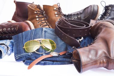 Adamın aksesuarları ve kotu.