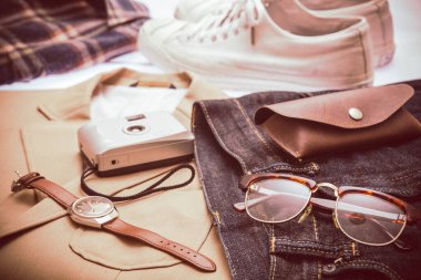 Adamın aksesuarları ve kotu.