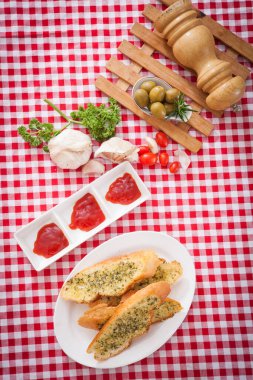 Ev yapımı sarımsaklı ekmek ve bitki.