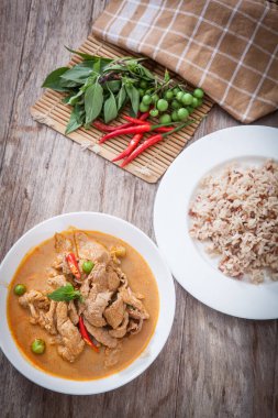Kurutulmuş hindistancevizi körisi, Tayland mutfağı.