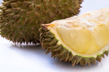 Beyaz arka planda Durian, meyvelerin kralı.