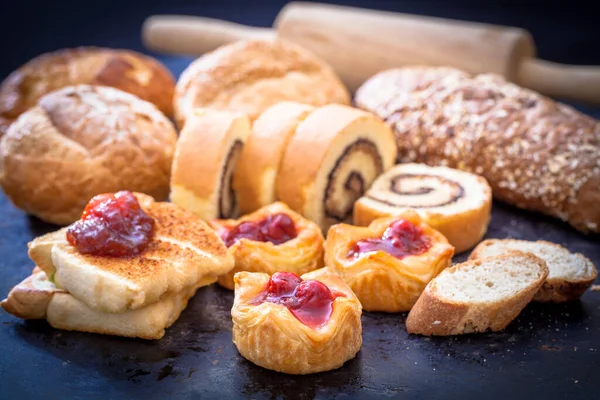 Hausgemachte Kirschtorte Und Backwaren — Stockfoto