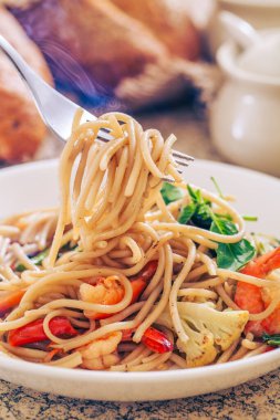 Acılı ve fesleğenli spagetti.