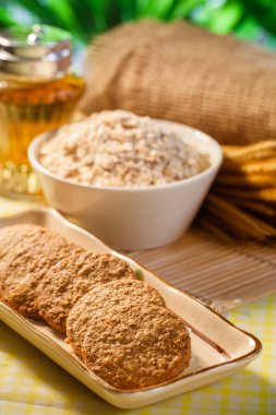 Yulaf ezmeli kurabiye ve yulaf ezmesi.