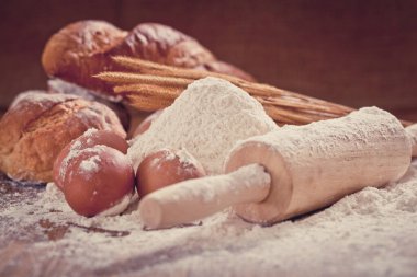 Un ve ekmek pişiriyorum.