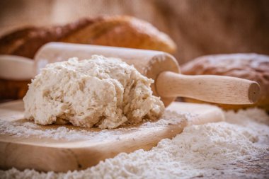 Un ve ekmek pişiriyorum.