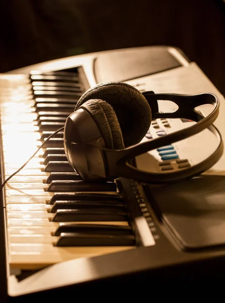 Teclado Piano Con Auriculares — Foto de Stock