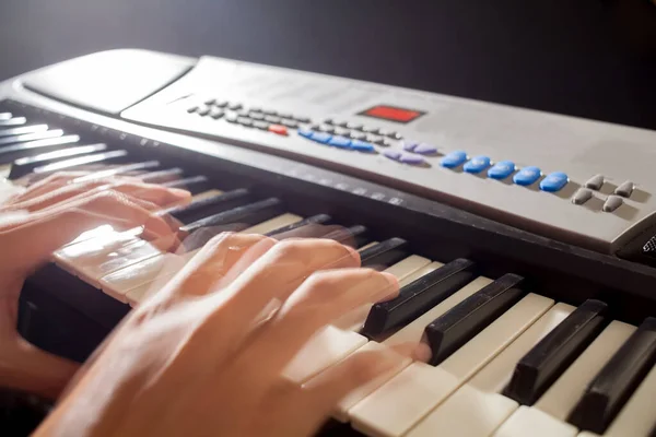 Musiker Som Spelar Tangentbord — Stockfoto