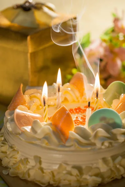 Bolo Aniversário Com Luz Velas Coloridas — Fotografia de Stock