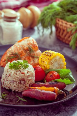 Kahverengi pirinçli ızgara somon bifteği