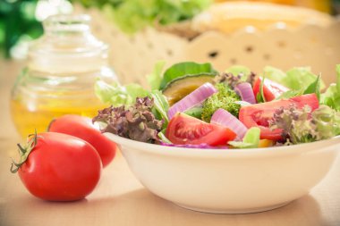 Taze sebze salatası ve zeytinyağı.