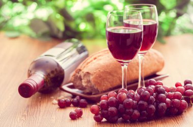 Kırmızı şarap ve üzümlü ekmek.